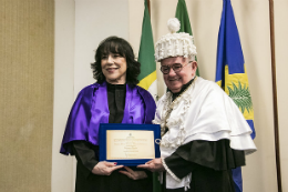 Imagem: O reitor Henry Campos entregou título para a homenageada (Foto: Ribamar Neto/UFC)