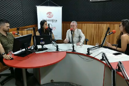 Reitor sendo entrevistado no estúdio da Rádio Universitária por jornalistas