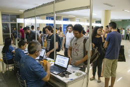 Alunos em fila fazendo matrícula