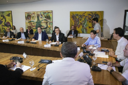 Imagem: Pessoas sentadas em cadeiras em volta de uma grande mesa, durante reunião do Comitê Estadual de Enfrentamento à Pandemia do Coronavírus (Foto: Ribamar Neto/UFC)