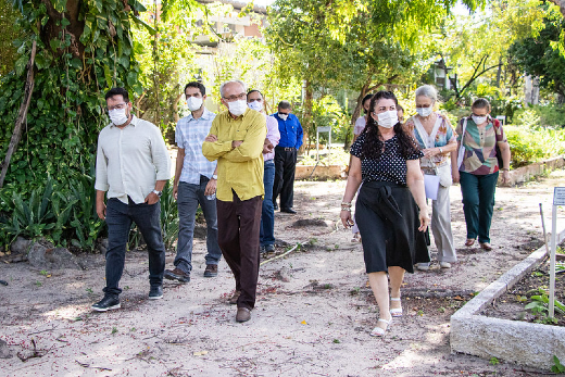 Comitiva da administração superior visita o Horto de Plantas Medicinais da UFC