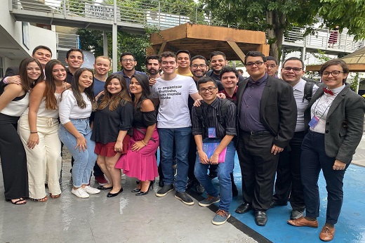 Imagem: Cerca de 20 integrantes da Sociedade de Debates da UFC, perfilados lado a lado, em foto frontal, em uma área ao ar livre (Foto: Divulgação)