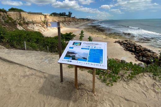 Imagem: Foto da base fixa do projeto CoastSnap Ceará na praia do Pacheco, em Caucaia