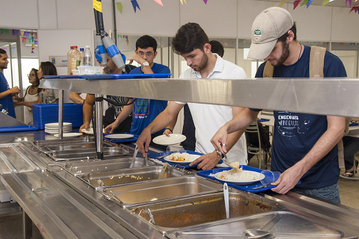 Imagem: Estudantes em fila colocando a comida no prato, em uma unidade do Restaurante Universitário (Foto: Viktor Braga/UFC)