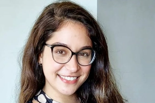 Foto da pesquisadora Adriana Sá Leitão com cabelos compridos e usando um par de óculos