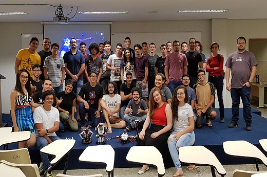 Imagem: Vários estudantes do Curso de Engenharia de Computação alinhados para uma foto dentro de uma sala de aula (Foto: divulgação/Campus de Quixadá)
