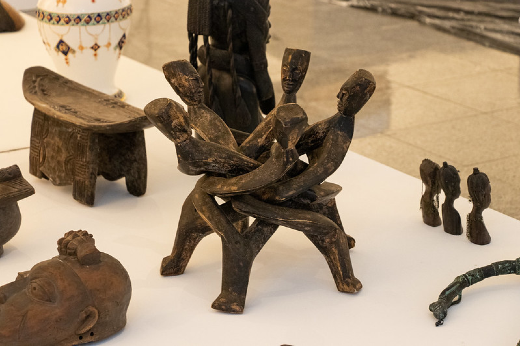 Imagem: Foto de esculturas de madeira em exposição no Museu de Arte da UFC