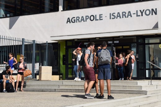 Imagem: Foto de alunos em frente ao campus da ISARA Lyon, universidade francesa