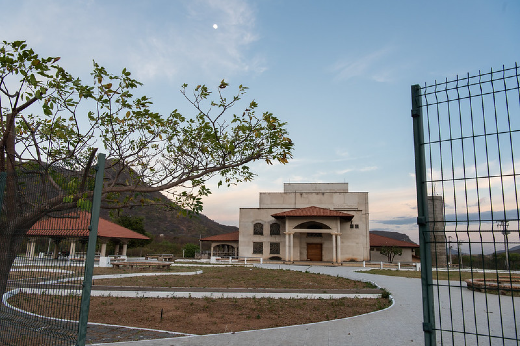 Imagem: Foto da entrada do Campus da UFC em Itapajé, com os portões abertos e ao fundo o auditório