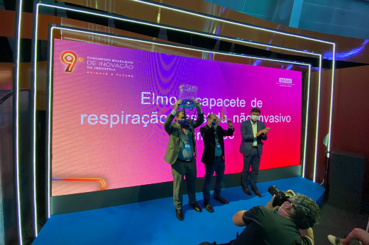 Imagem: Foto da premiação do projeto do capacete elmo no 9º Congresso de Inovação da CNI