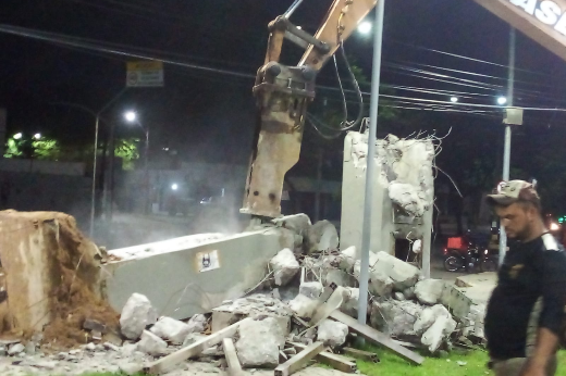 Imagem: Foto da demolição da estrutura de concreto na entrada do Campus do Pici