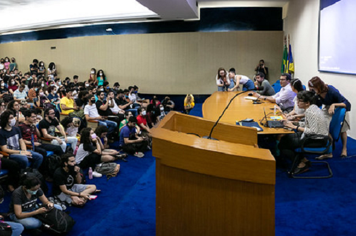 Imagem: Foto do auditório da reitoria com muitos estudantes lotados