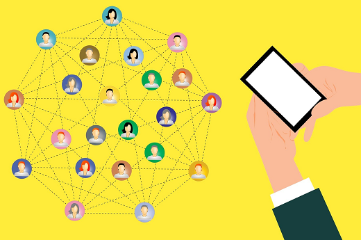 Imagem: fundo amarelo com desenho de uma mão segurando o celular e uma rede de conexões com desenhos de rostos de pessoas