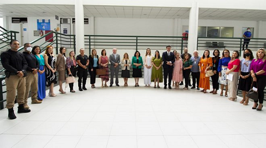 Imagem: foto de pessoas formando um semicírculo de uma sala 