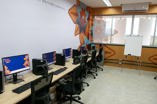 Imagem: Mesas e computadores do laboratório Mandacaru.Dev