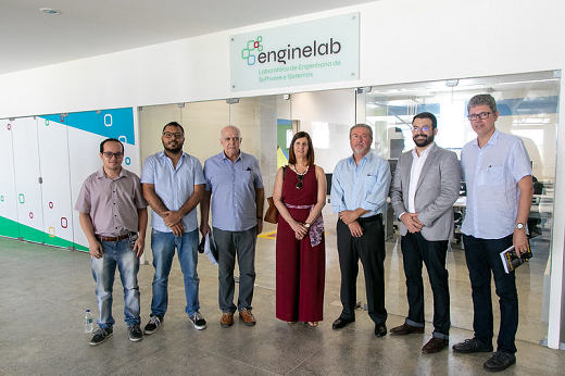 Imagem: Reitor, pró-reitores e professores do Campus de Crateús posando para foto em frente ao laboratório Engine Lab