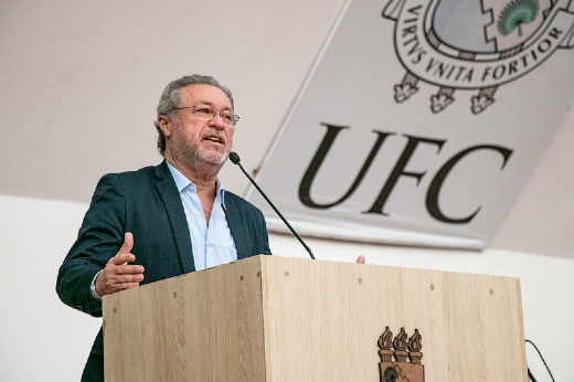 Imagem: Foto do reitor Cândido Albuquerque discursando no púlpito