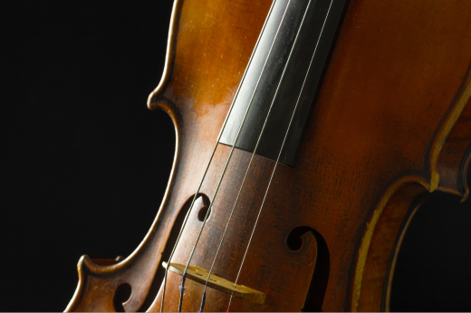 Imagem: Foto de um plano fechado de um violino