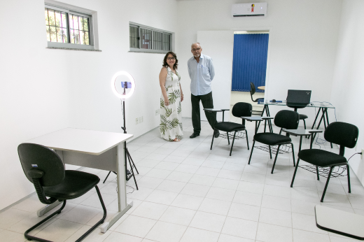 Imagem: Foto do vice-reitor da UFC, Prof. Glauco Lobo, e da pró-reitora de Graduação, Profª Ana Paula Medeiros, no interior da nova sala de heteroidentificação de cotas sociais