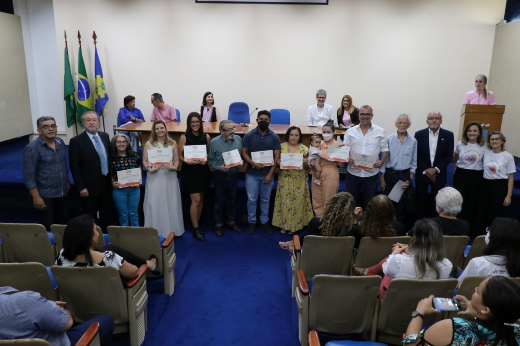 Imagem: Foto de servidores da UFC recebendo certificados do III Concurso Literário da Semana do Servidor da UFC 2022