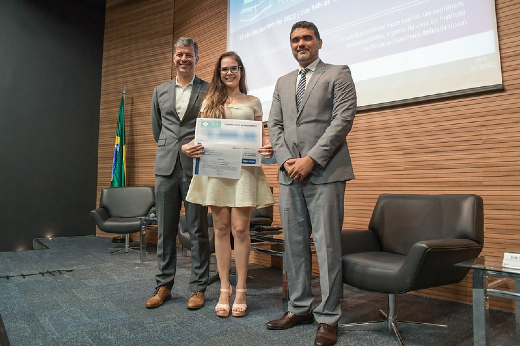 Imagem: Foto da pesquisadora Thyena Karen Magalhães Dias recebendo o prêmio do IPEA