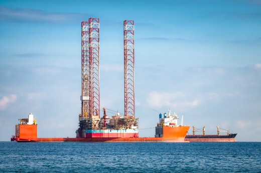 Imagem: foto de uma plataforma de petróleo em alto mar