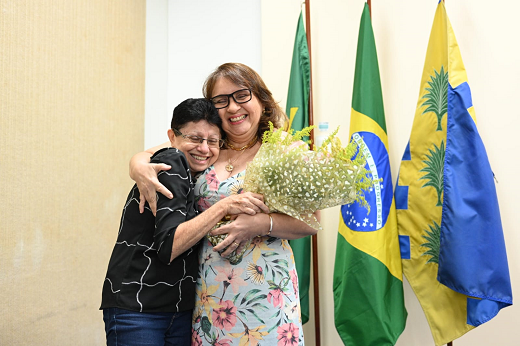 Imagem: A professora Simone Borges, pró-reitora adjunta de Graduação, ao lado da pró-reitora de Graduação, Profª Ana Paula de Medeiros (Foto: Viktor Braga/UFC)