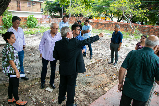 Imagem: Foto da visita do reitor Cândido Albuquerque a terreno no Campus do Porangabuçu