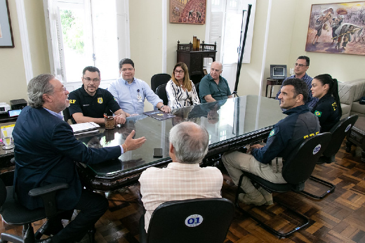Imagem: Foto da mesa de reunião com representantes da Administração Superior da UFC e da Polícia Rodoviária Federal