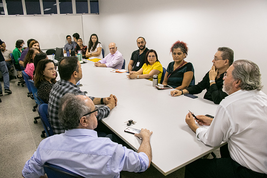 Imagem: Reitor e demais integrantes da comitiva da UFC conversando com professores do Campus de Sobral (Foto: Ribamar Neto/UFC)