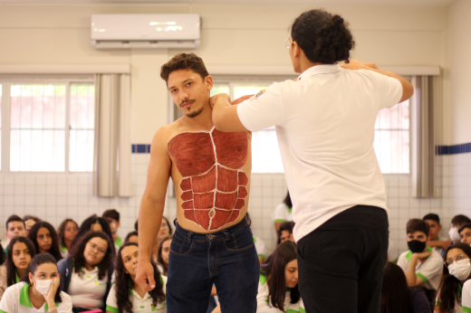 Imagem: Alunos acompanham demonstração de anatomia