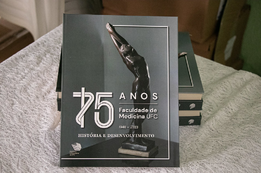 Imagem: Foto da capa do livro comemorativo dos 75 anos da Faculdade de Medicina da UFC
