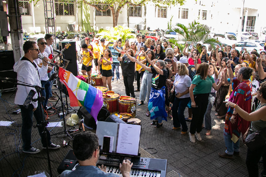 Imagem: Foto do show musical no Palco das Mangueiras a partir do palco e o público ao fundo