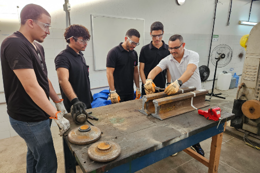 Imagem: foto de jovens fazendo análises de um trilho em um laboratório