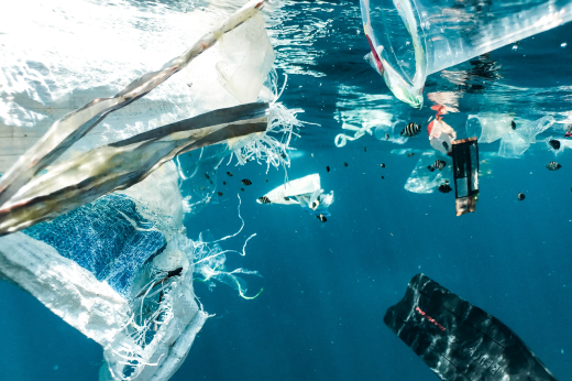 Imagem: Foto de resíduos plásticos boiando na água do mar