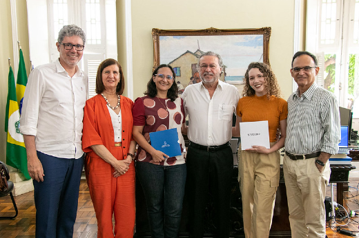 Imagem: Foto posada no gabinete do reitor Cândido Albuquerque com as pesquisadoras e os pró-reitores