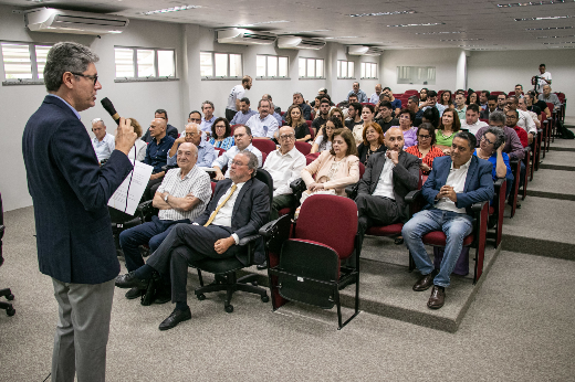 Imagem: Prof. Augusto Albuquerque fala ao público