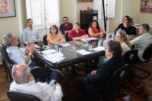 Imagem: Foto da mesa da reunião com o reitor Cândido Albuquerque com os membros do Comitê Especial da Política de Valorização da Vida da UFC 