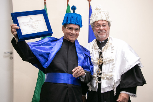 Imagem: Foto do doutor honoris causa Beto Studart e o reitor Cândido Albuquerque, ambos utilizando vestes talares