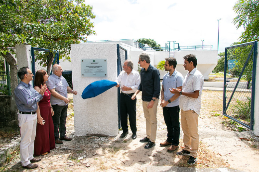 Imagem: reitor descerra placa de inauguração