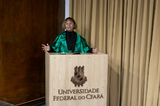 Imagem: Foto da Profª Mary Flowers discursando no púlpito
