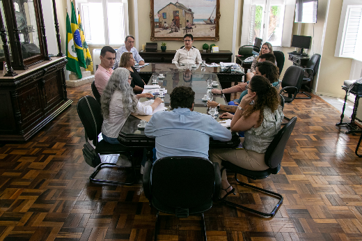 Imagem: Foto da mesa de reunião do reitor com lideranças do Sindicato dos Jornalistas Profissionais do Ceará, o SINDJORCE