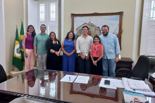 Imagem: Foto posada da reunião do reitor Custódio Almeida com membros da diretoria do SINTUFCE