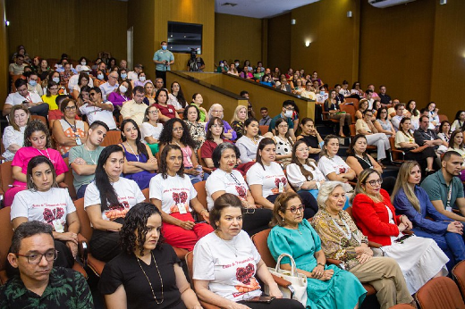 Imagem: Público presente no auditório do HEMOCE
