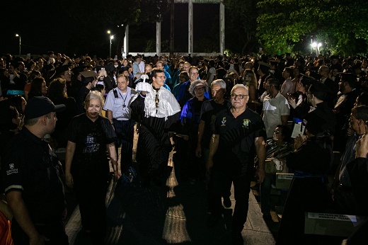 Imagem: Cortejo tendo à frente o reitor Custódio Almeida (Foto: Ribamar Neto/UFC)