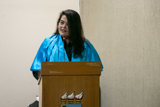 Imagem: Foto da diretora do Labomar, Profª Lidriana Pinheiro, discursando no púlpito do Auditório da Reitoria