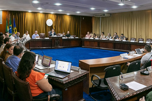 Imagem: Foto do plenário da Sala dos Conselhos Superiores da UFC durante a reunião do Conselho de Ensino, Pesquisa e Extensão 