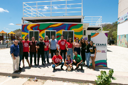 Imagem: Foto posada do reitor Custódio e equipe na frente do container da Zona Viva do Jangurussu