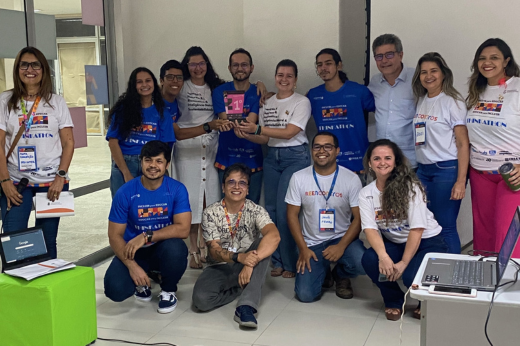 Imagem: Foto posada da equipe Sustentação, com alunos vestindo blusas azuis e segurando o troféu