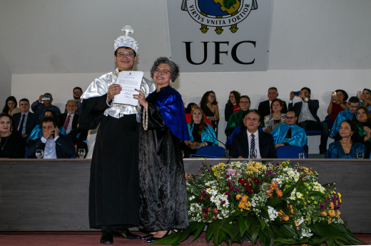 Imagem: Foto do reitor Custódio Azevedo e da vice-reitora Diana Azevedo na cerimônia de posse no primeiro plano do palco da Concha Acústica